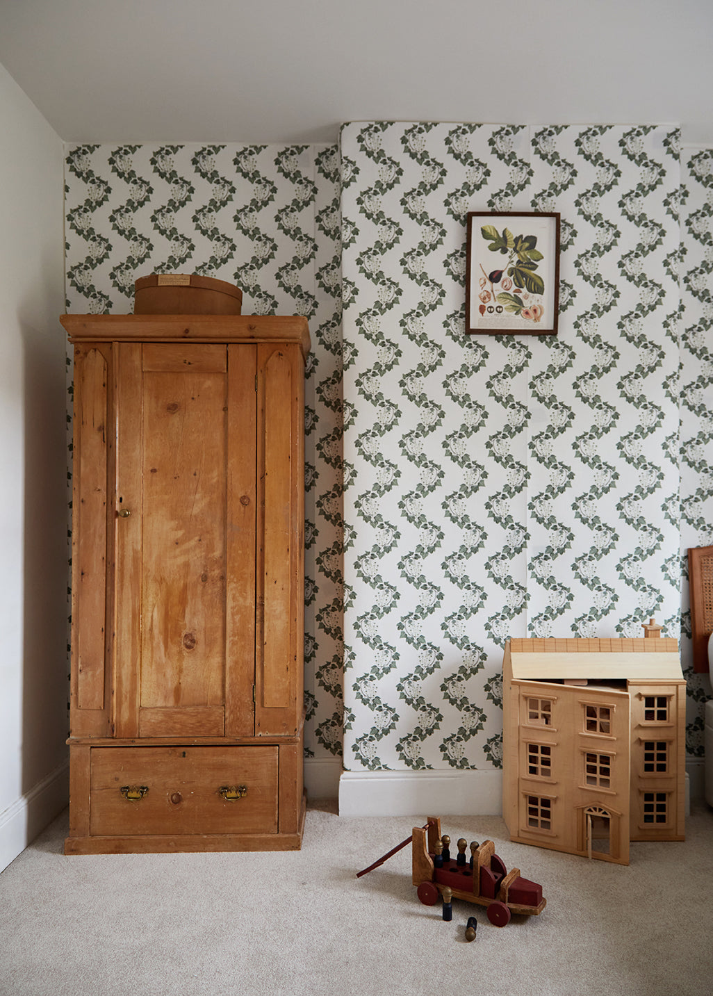 Folklore Ivy Chain Wallpaper Ivory